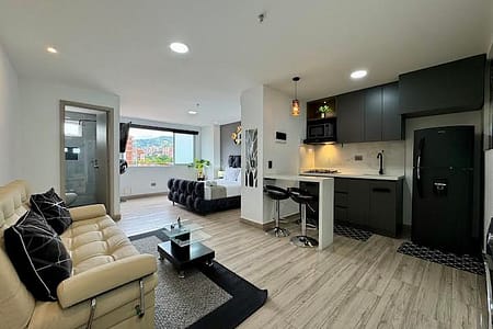 airbnb,bookig.com,expedia.com,hoteles.com,torrezurichluxury