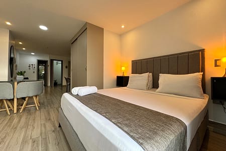 airbnb,booking.com,expedia,hotels.com,torre zurich luxury