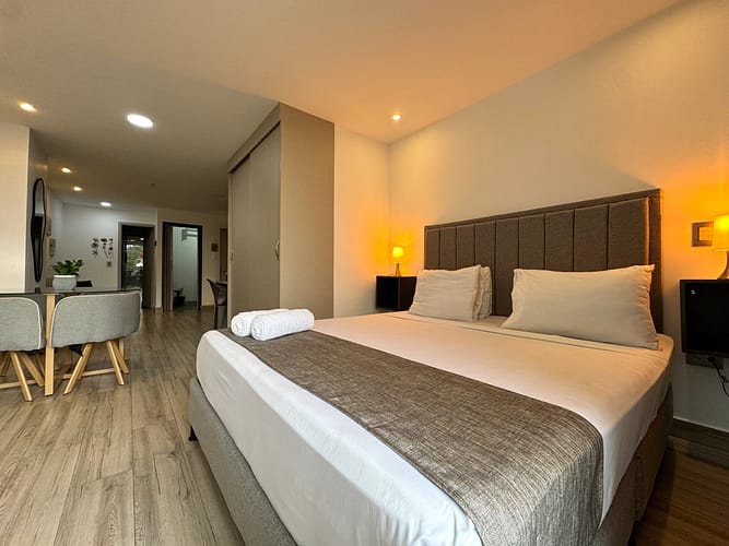 airbnb,booking.com,expedia,hotels.com,torre zurich luxury